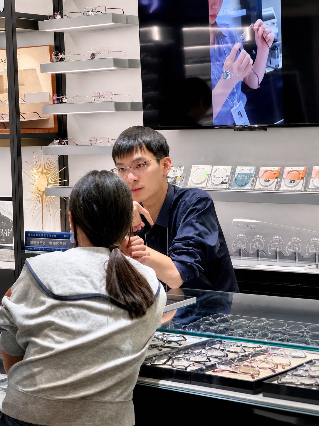 青少年在瑞清门店接受服务的真实场景