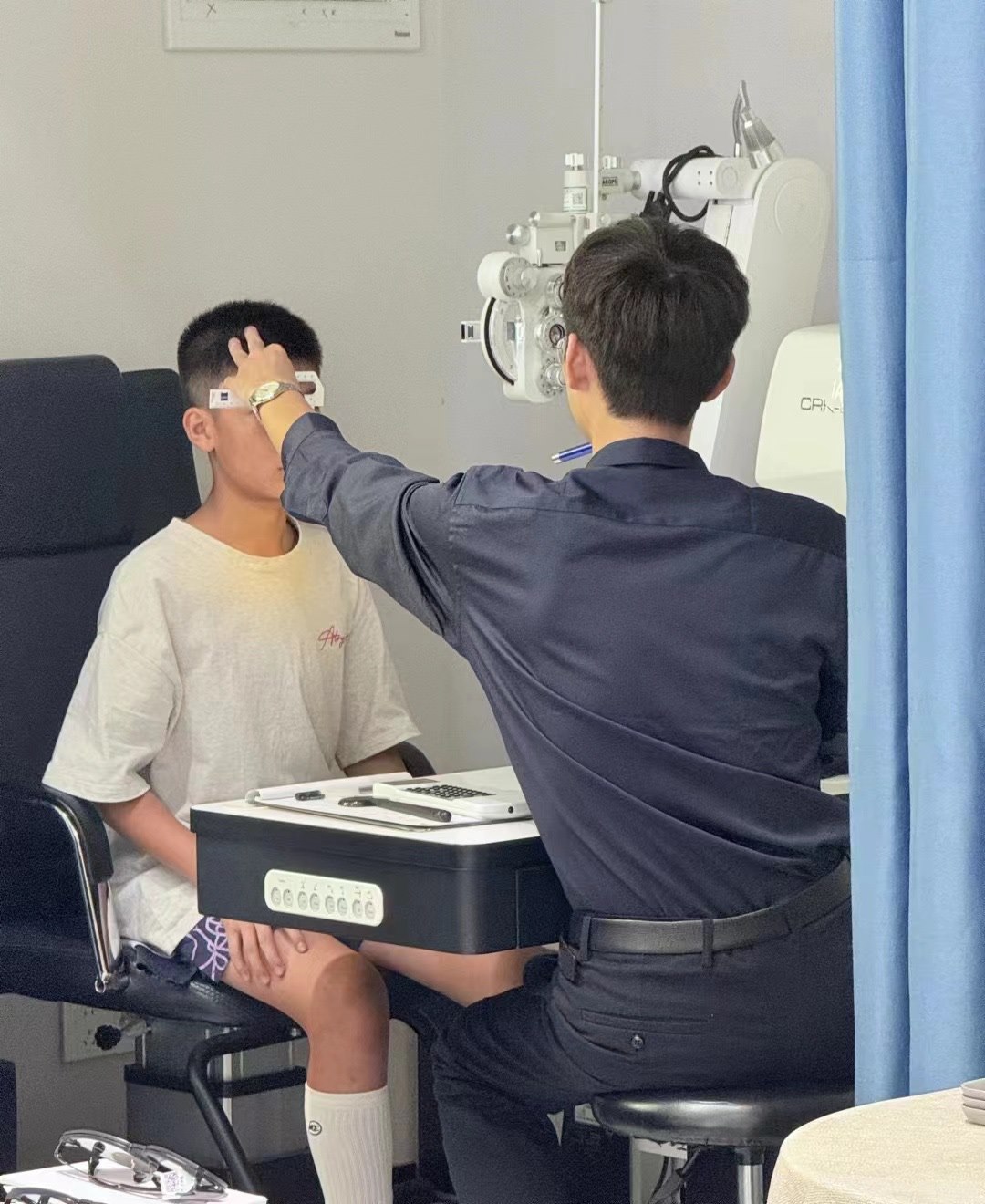 瑞清眼镜门店为顾客进行验光测量