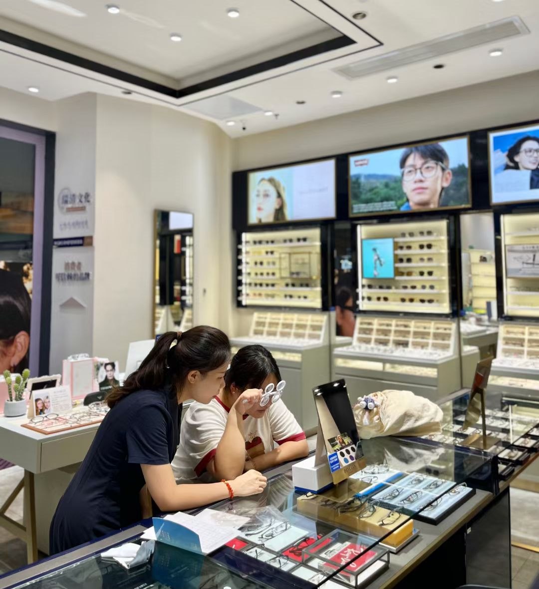 瑞清眼镜门店为上班族沟通镜框与配镜需求